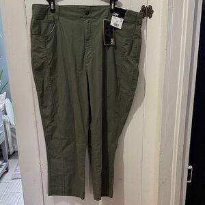 Lee Women’s Olive 23” Capri Olive grove Size 18 NWT